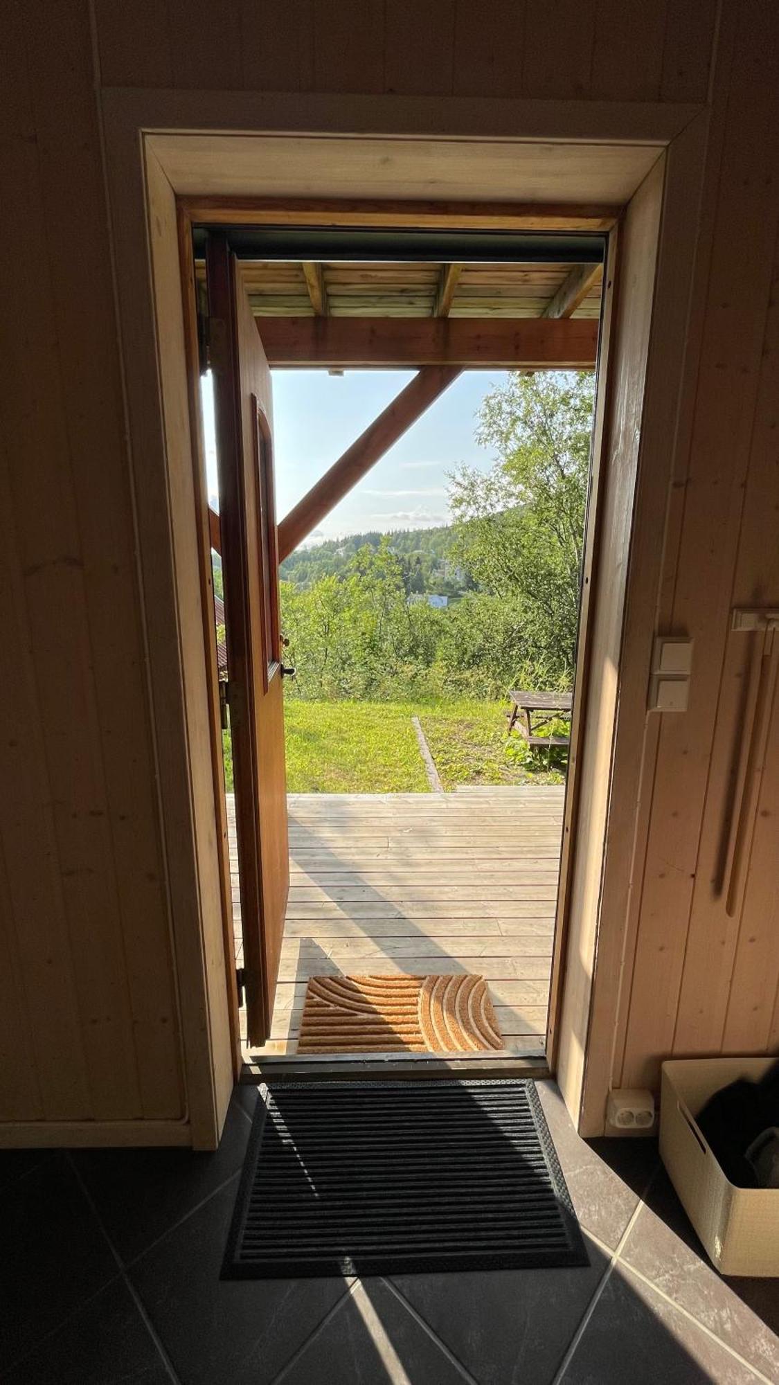 Sentral Og Romslig Leilighet Naert Senja フィンスネス エクステリア 写真